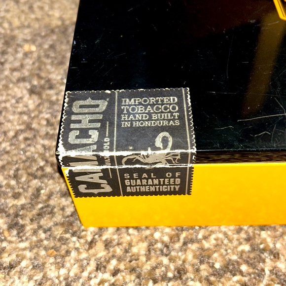 Opened / empty Camacho Connecticut cigar box - Picture 2 of 6